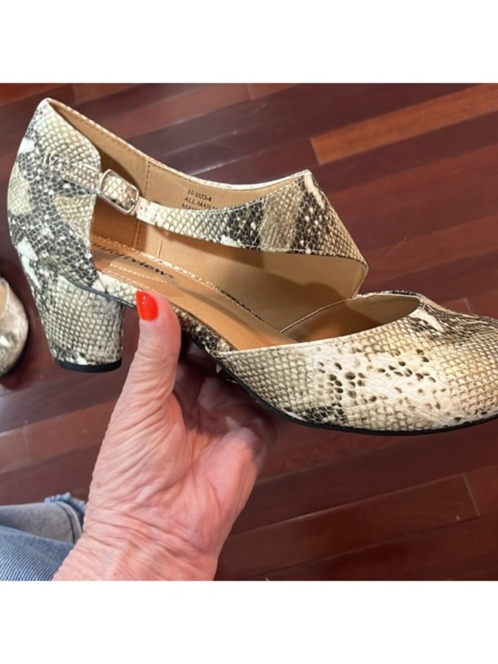 Comfort View Snake Skin design pumps low heel NWOT Size 10 side buckle - Picture 5 of 12